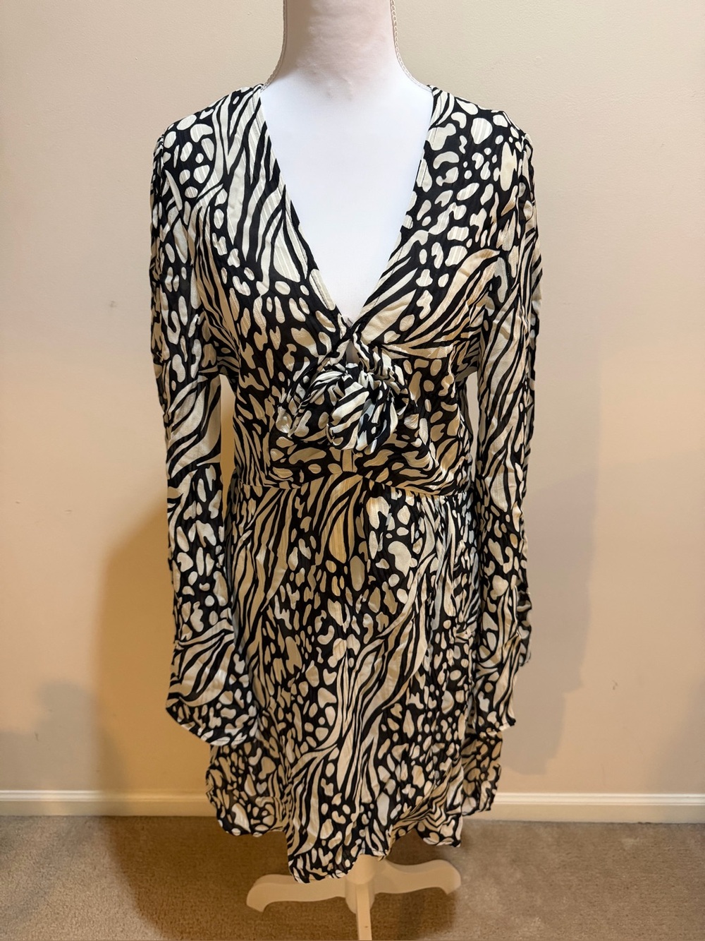 TopShop Black & White Long Sleeve Mini Dress Flare Sleeves Deep V-Neck Size 8